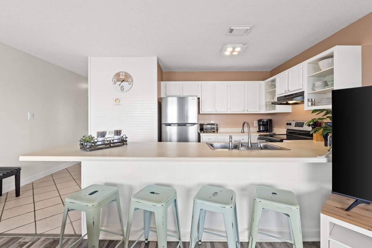 Fully Equipped Kitchen with Additional Seating