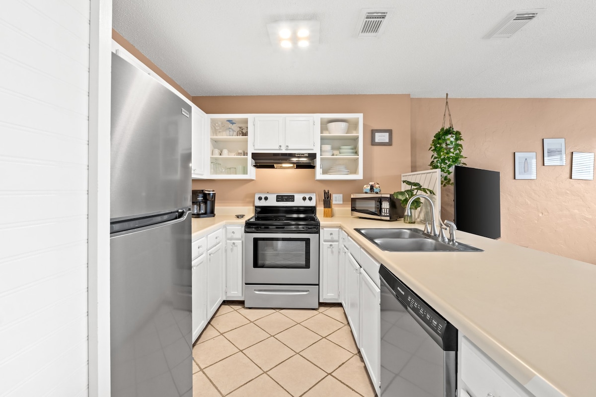 Fully Equipped Kitchen with Additional Seating