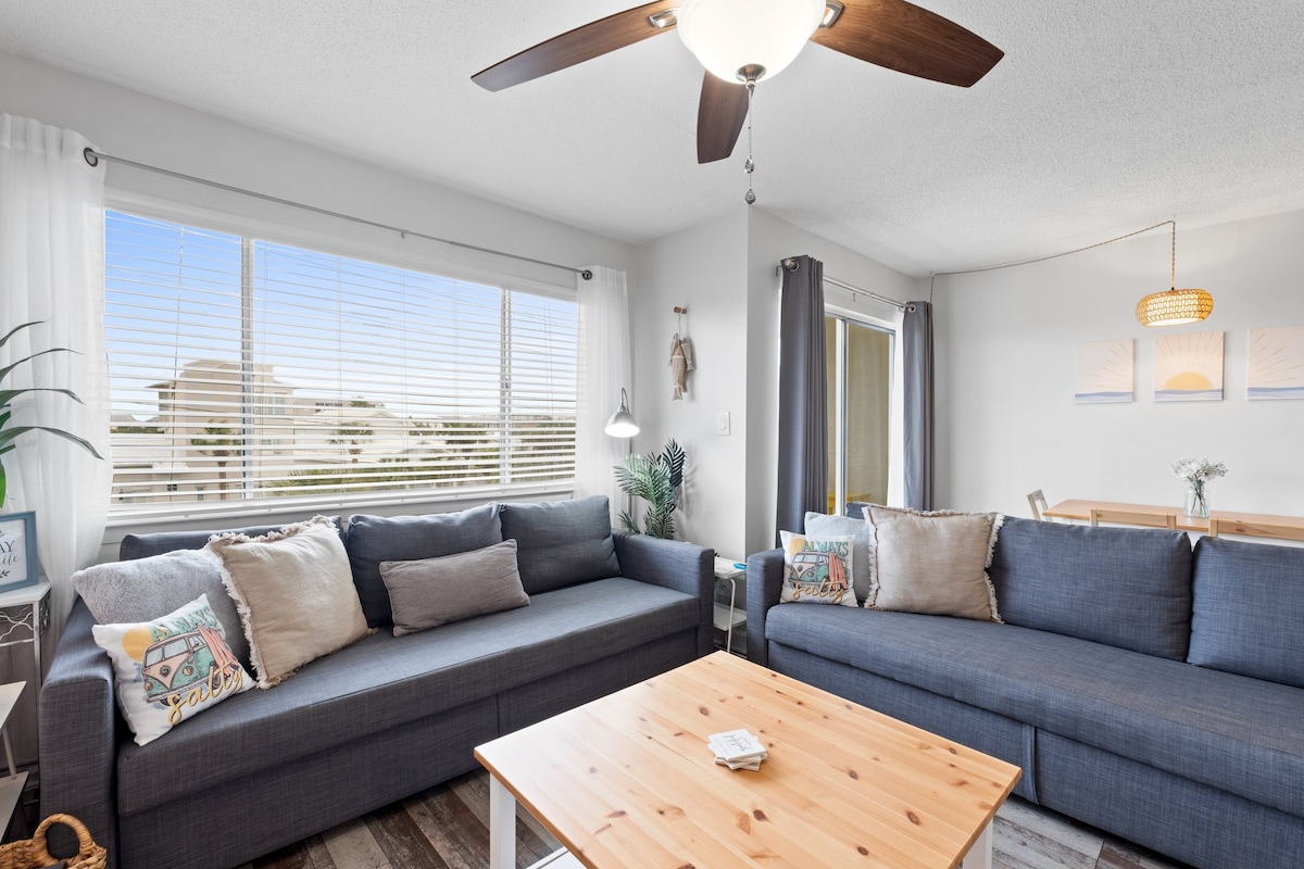 Living Room - 65" Smart TV - 2 Queen Sleeper Sofas - Linens Provided