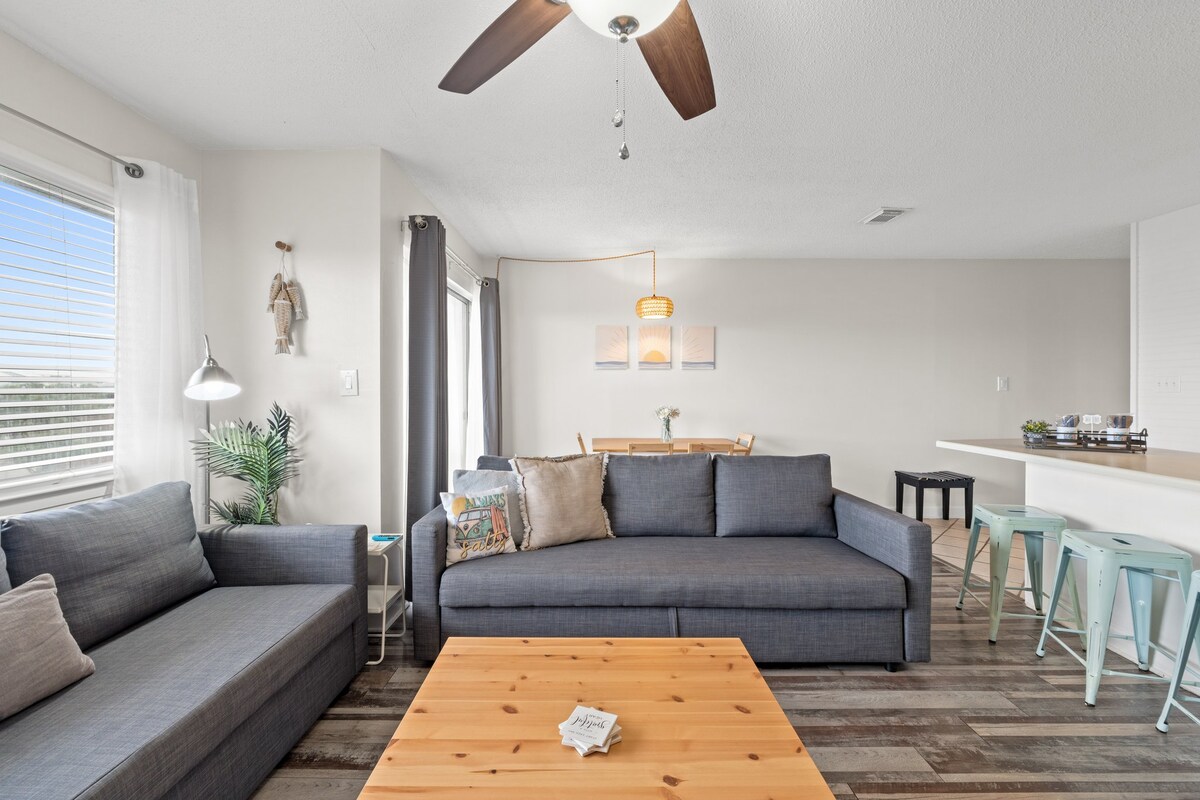 Living Room - Smart TV - 2 Queen Sleeper Sofas - Linens Provided