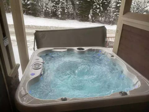 Ultimate Ski-in / Ski-out with private hot tub!!
