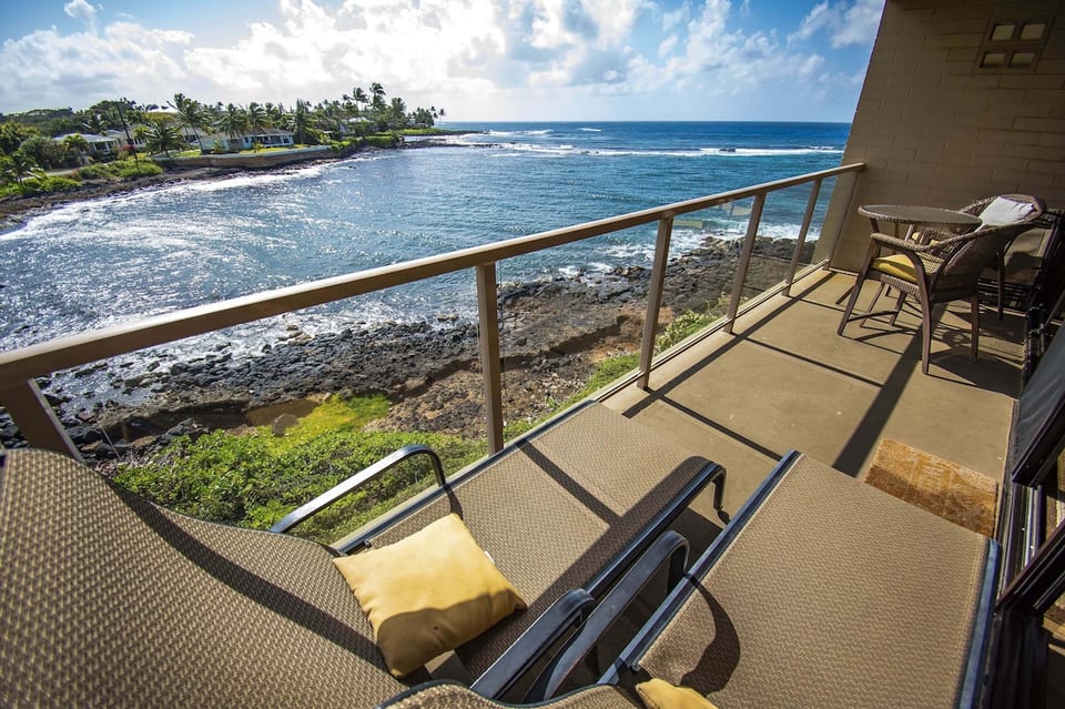Extra-large lanai. 2 loungers, tall bistro, extra table and chairs. So relaxing.