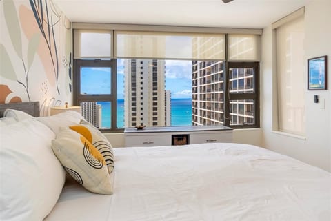 Oahu. Ocean Views. Walk to Waikiki Beach. AC.