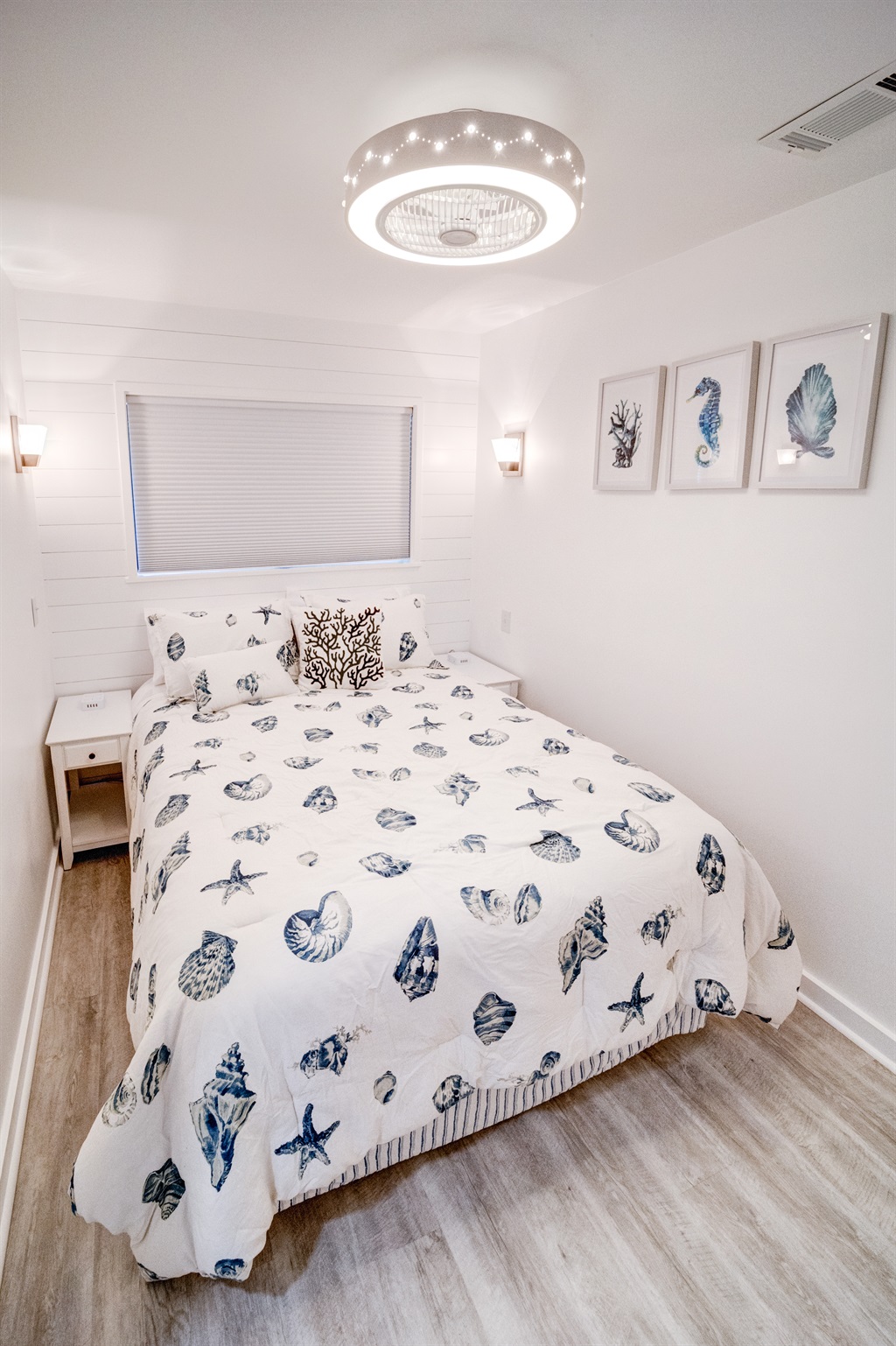 Bedroom view with spacious queen size bed Bedroom view with spacious queen size bed - Palm Paradise - Isle of Palms
