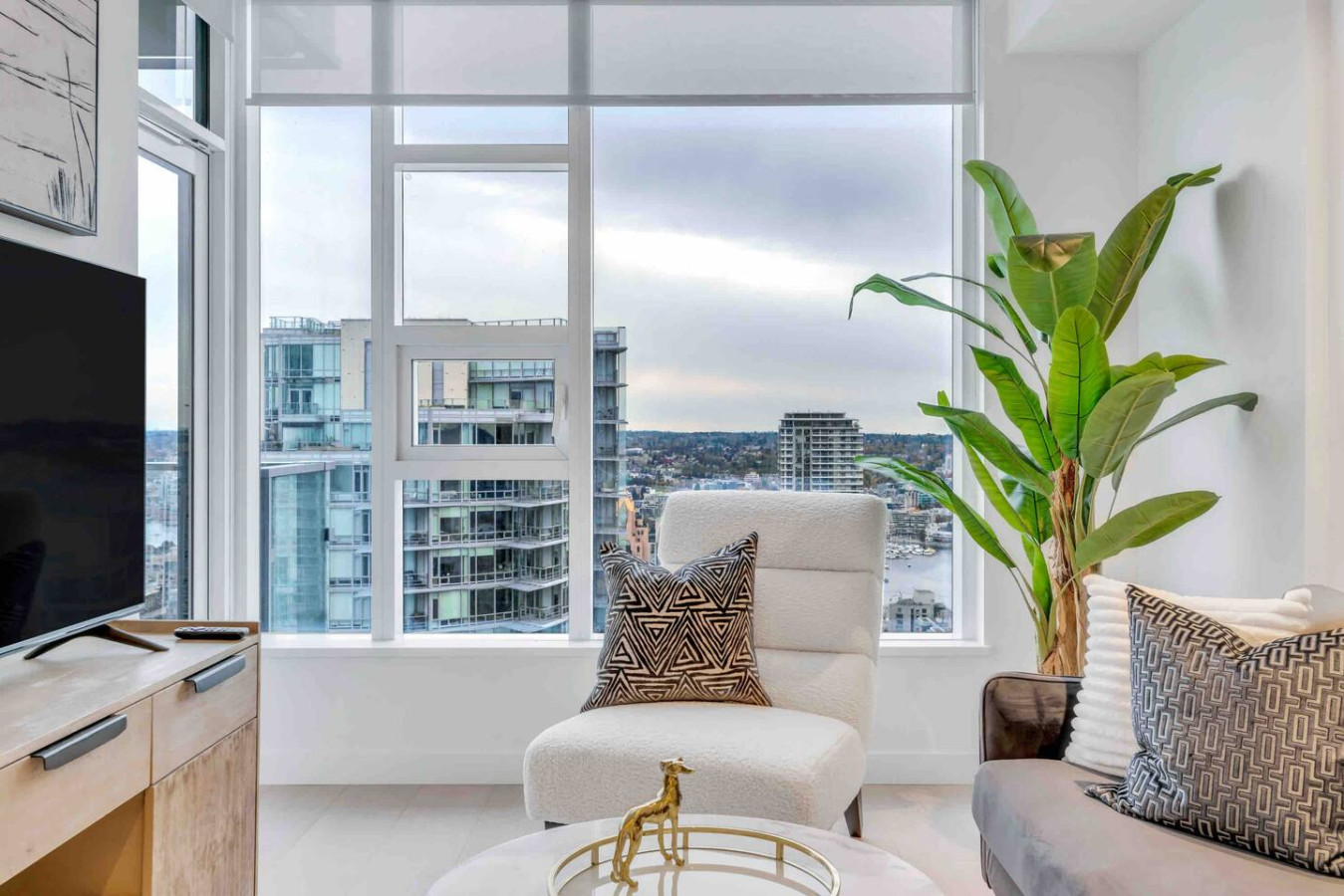 high-in-sky-amazing-views-wparkingandacandfast-wifi/