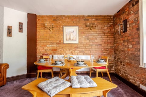2-Bed Cottage Gloucester City