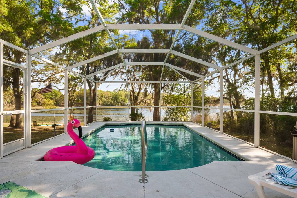 Nice overlooking view of the lake!