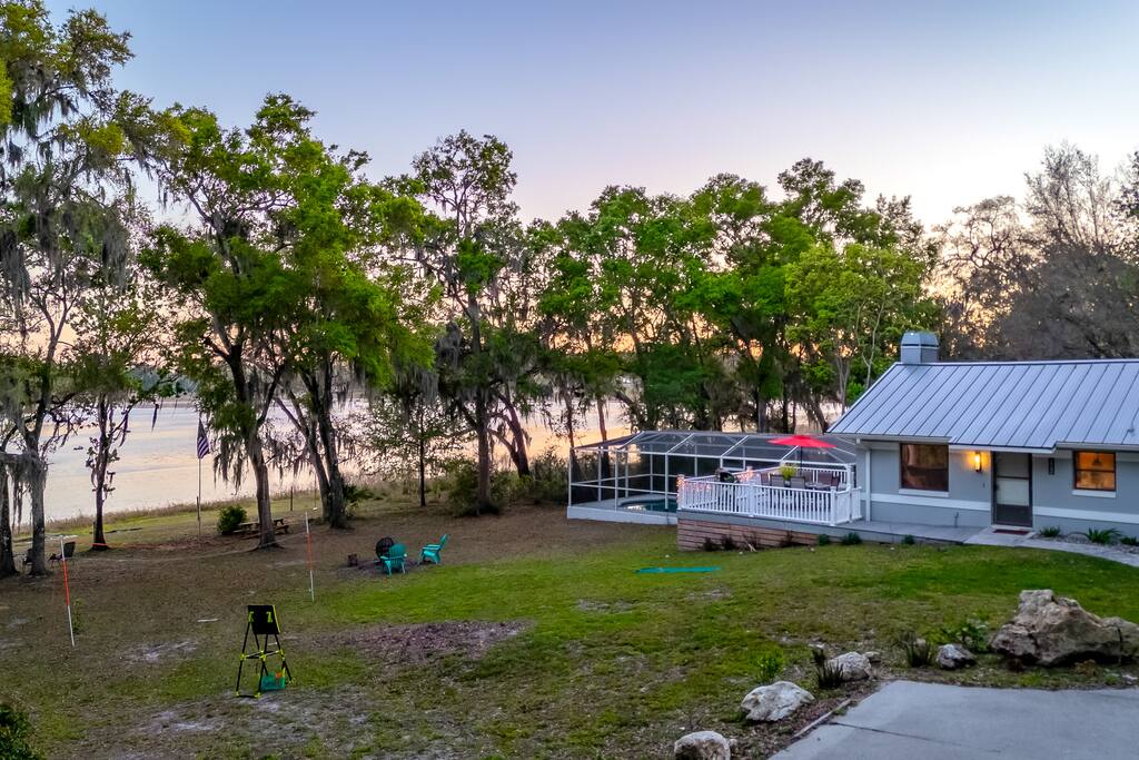 Spacious front and backyard for your privacy