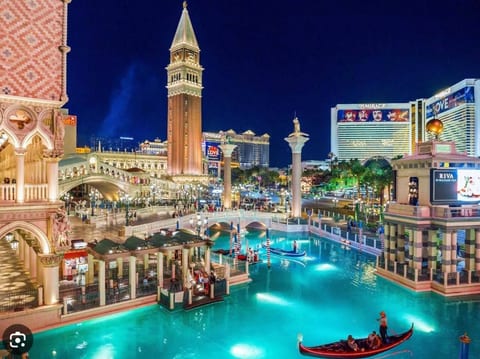Trendy Villa near Vegas Strip with Pool hot & tub El camino - Holiday Home - Holiday Home