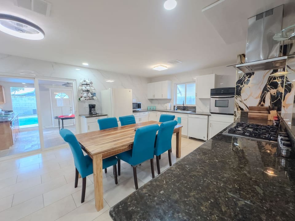 Trendy Villa near Vegas Strip with Pool hot & tub El camino - Holiday Home - Holiday Home - Clark County