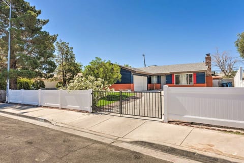 Trendy Villa near Vegas Strip with Pool hot & tub El camino - Holiday Home - Holiday Home