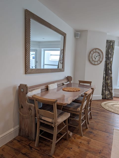 Beachfront flat -bright, spacious & private garden