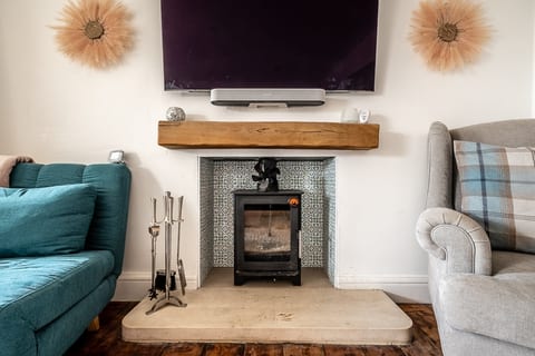 Beachfront flat -bright, spacious & private garden
