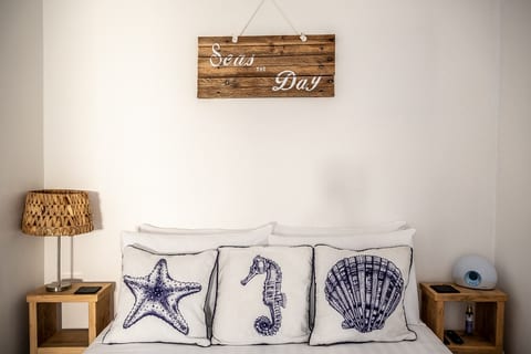 Beachfront flat -bright, spacious & private garden