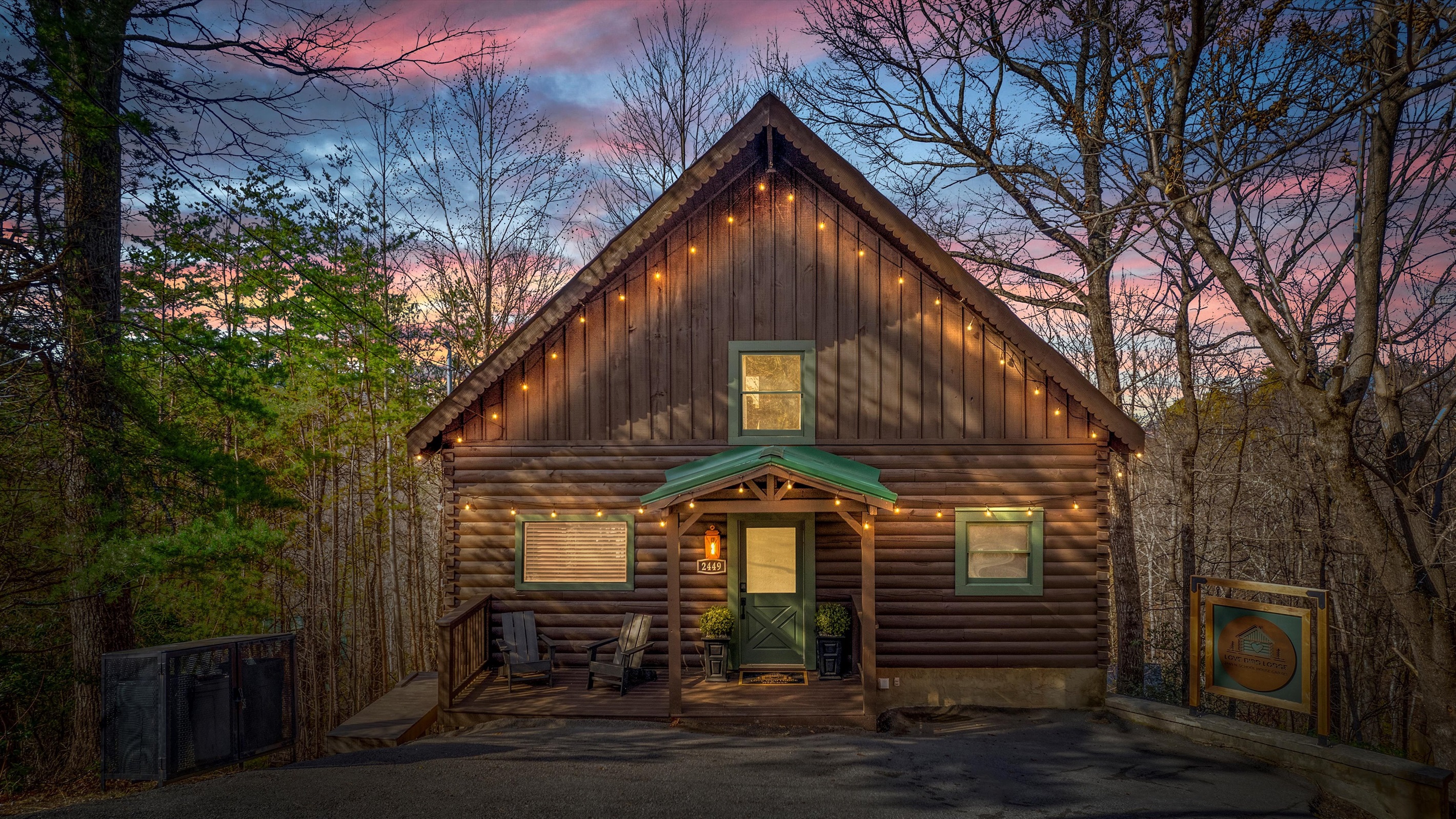 Relax in nature at this romantic smoky mountain cabin