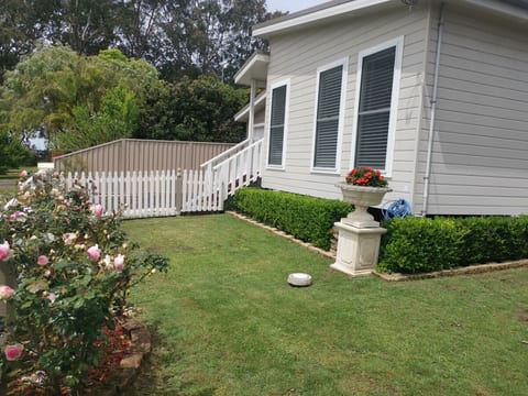 Saturday Cottage - 2 BR Pet Friendly Lakeside Home image 4
