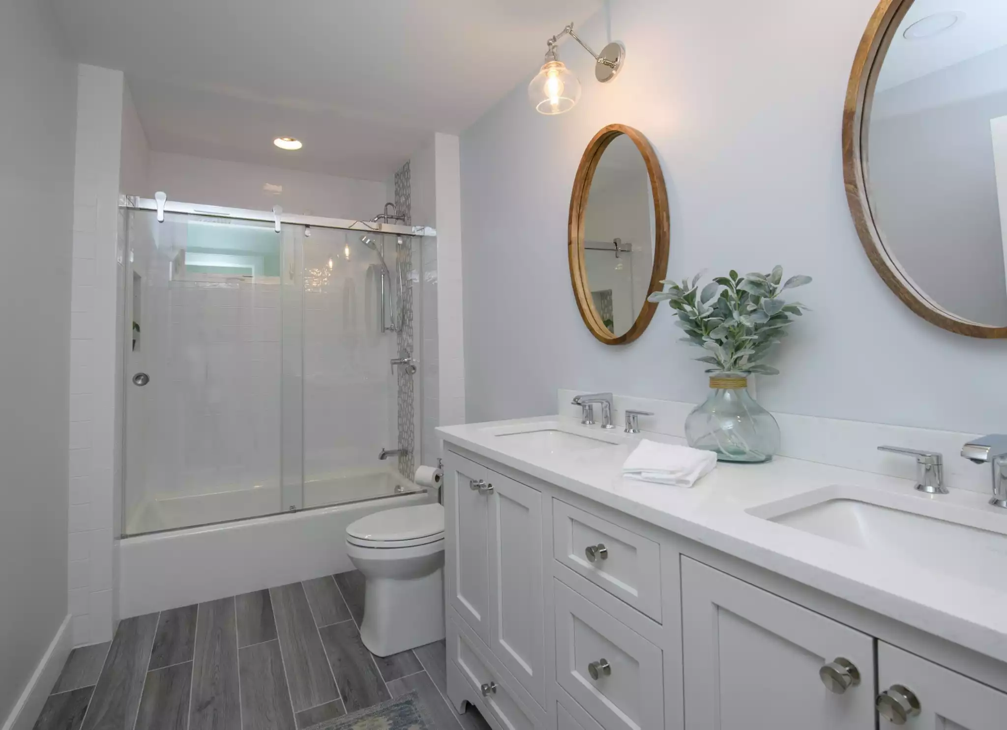 Hall bathroom with tub and shower, double sinks - Sea Suite Cottage - Wakefield