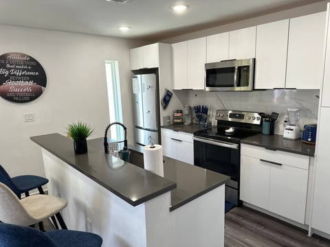 Touchdown 2Br | Full Kitchen | Coffee Bar