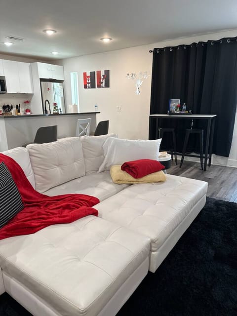 Obsidian Rose | 2 Br | 10 mins State Fair