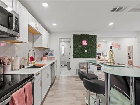 Pink Pop Studio | Pet Friendly | Gated Parking