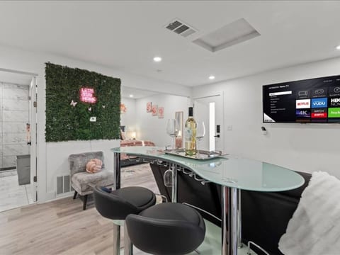 Pink Pop Studio | Pet Friendly | Gated Parking