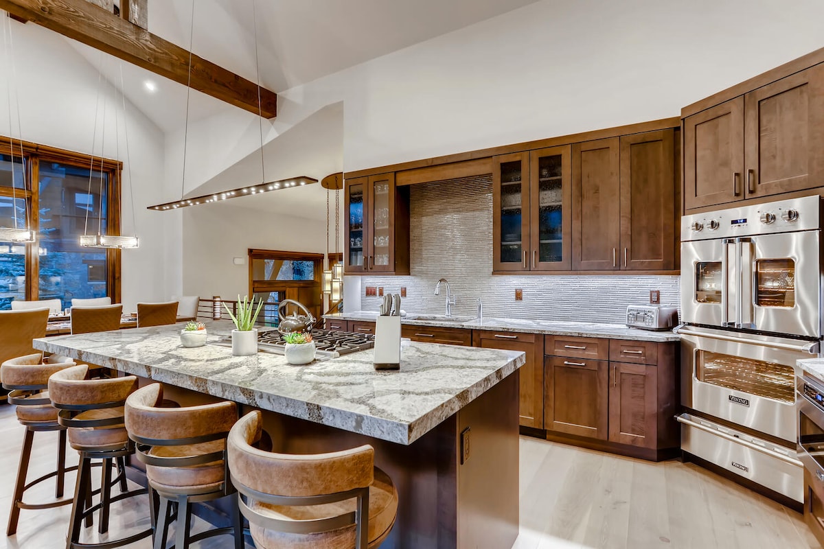 luxury-mountain-home-hottub-gondolaaccess-views/