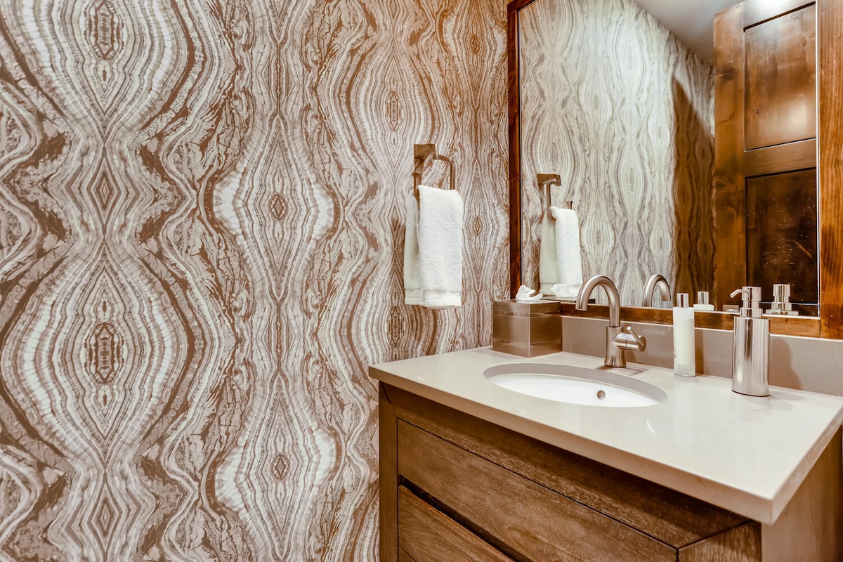 luxury-mountain-home-hottub-gondolaaccess-views/