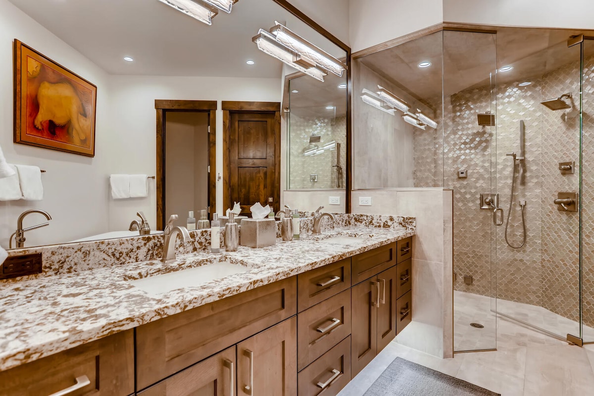 luxury-mountain-home-hottub-gondolaaccess-views/