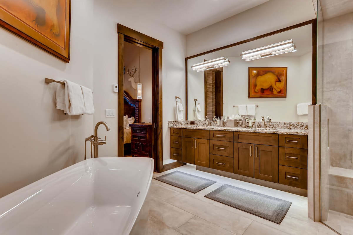 luxury-mountain-home-hottub-gondolaaccess-views/