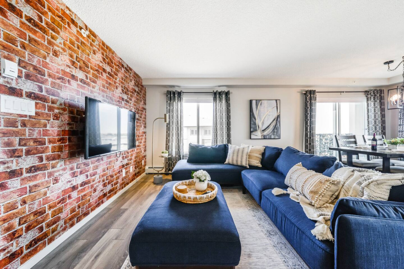 Bright Luxe Condo w/AC+TopFloor, KingBed & Balcony