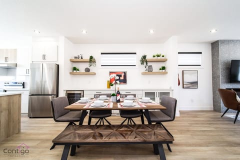 Urban Zen | AirCon | King Bed | 10 min WEM & DT!