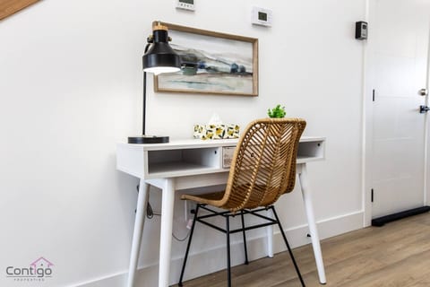 Urban Zen | AirCon | King Bed | 10 min WEM & DT!