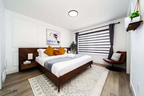 Urban Zen | AirCon | King Bed | 10 min WEM & DT!