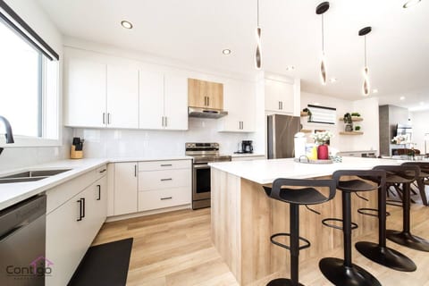 Urban Zen | AirCon | King Bed | 10 min WEM & DT!