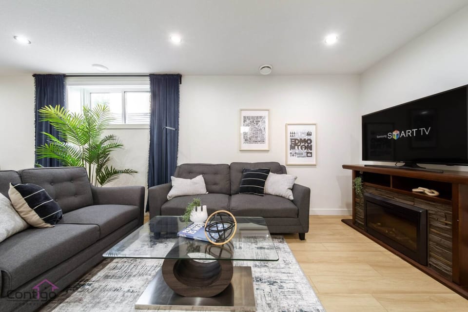 The Sanctuary Suite | Near Rogers & WEM | WiFi! - Edmonton