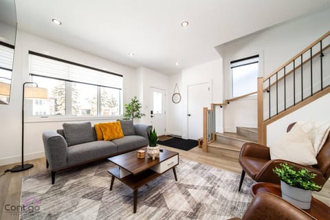 The Sherwood | AirCon | Near WEM & DT | Sleeps 10!