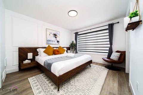 The Sherwood | AirCon | Near WEM & DT | Sleeps 10!