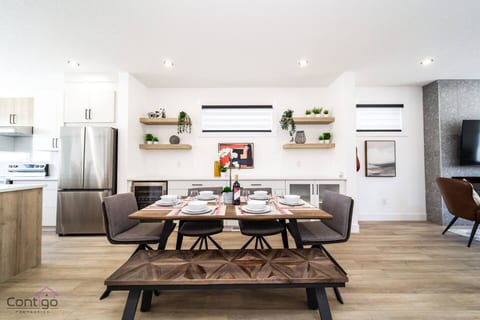The Sherwood | AirCon | Near WEM & DT | Sleeps 10!