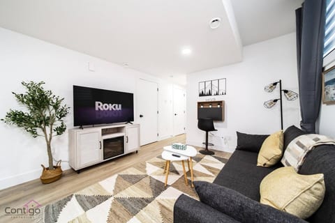 The Sherwood | AirCon | Near WEM & DT | Sleeps 10!