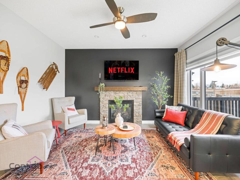 The Canadiana | AC | GameRoom | Sleep 11 | KingBed - Edmonton