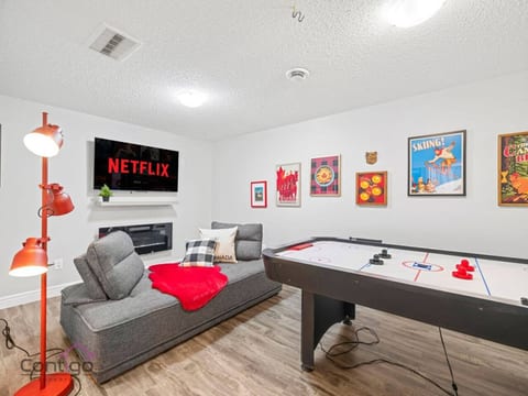 The Canadiana | AC | GameRoom | Sleep 11 | KingBed