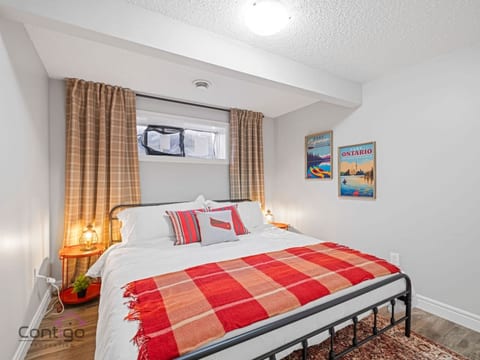 The Canadiana | AC | GameRoom | Sleep 11 | KingBed