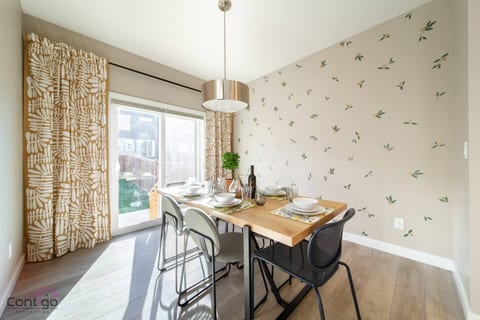 The Luxe | King Bed | Sleeps 8 | Near YEG Airport!
