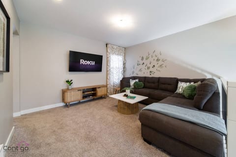 The Luxe | King Bed | Sleeps 8 | Near YEG Airport!