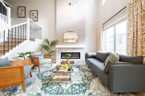 The Luxe | King Bed | Sleeps 8 | Near YEG Airport!