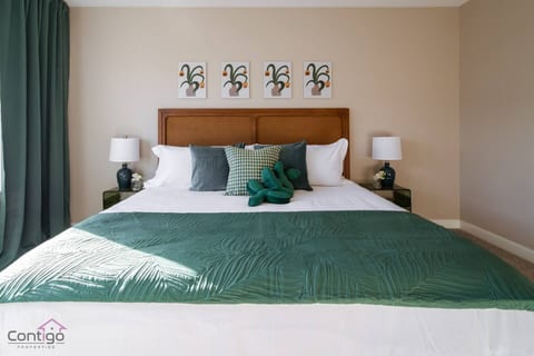 The Luxe | King Bed | Sleeps 8 | Near YEG Airport!