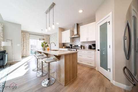 The Luxe | King Bed | Sleeps 8 | Near YEG Airport!