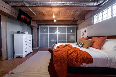 Historic J.D Loft | Near ICE District | UG Parking