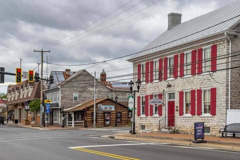 Valley Peace: Centrally Located, Rustic Charm