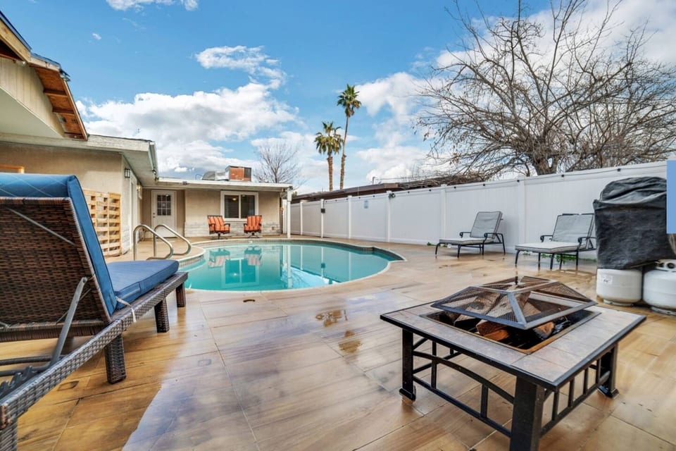 Min to Strip Spacious Villa Spa Pool hot tub - Clark County